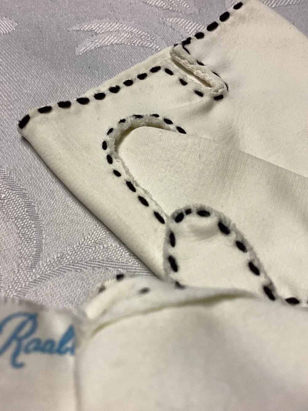 VAN RAALTE. VINTAGE LADIES GLOVES. BLK / WHITE STITCH. RARE 💃💃💃